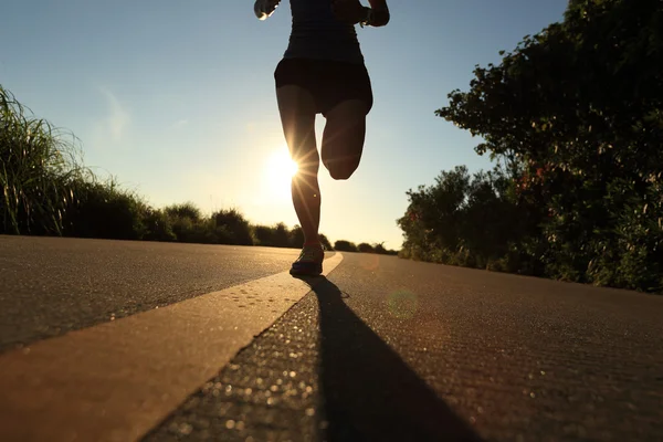 Fitness mujer corriendo en la carretera — Foto de Stock