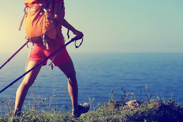 Jeune Femme Randonneur Pédestre Sur Sentier Montagne Bord Mer — Photo