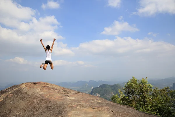 Woman jumping  on mountain — Stock Photo, Image
