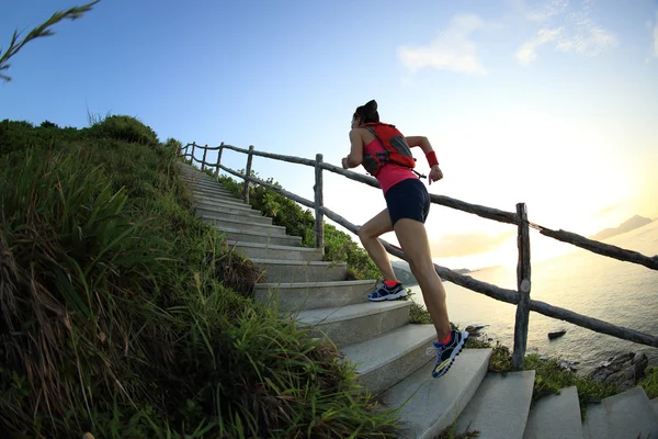 Fitness Woman Running Seaside Mountain Stairs Entrenamiento Para Cross Country — Foto de Stock
