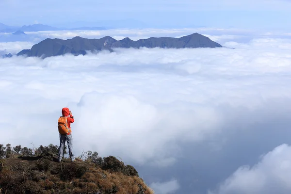 Pendaki wanita mengambil foto di gunung — Stok Foto