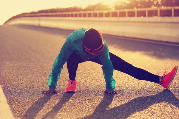 Běžkyně, táhnoucí se na silnici — Stock fotografie