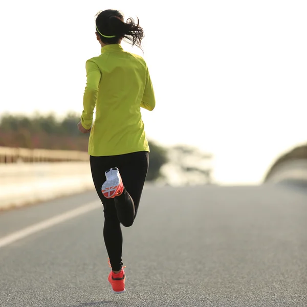 在道路上运行的健身女人 — 图库照片