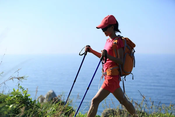 Donna escursionismo sul mare — Foto Stock