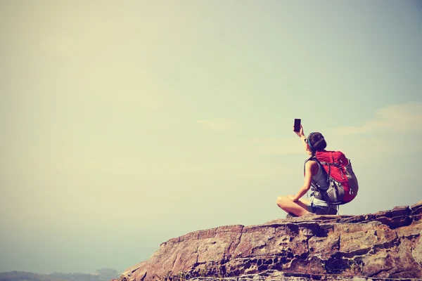 Jovem Mulher Mochileiro Tirar Foto Com Celular Pico Montanha — Fotografia de Stock