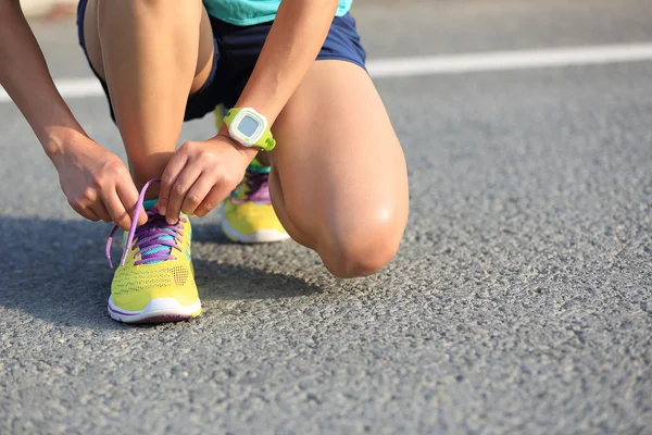 Femmina corridore legatura lacci — Foto Stock