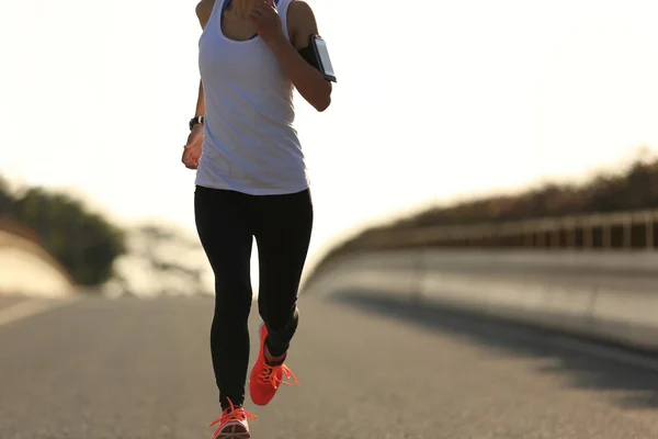Mulher fitness na estrada do nascer do sol — Fotografia de Stock