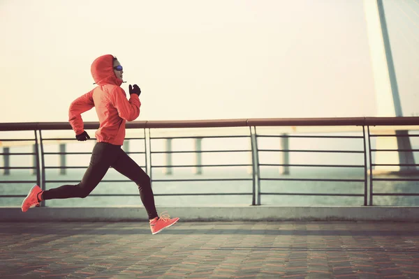 Fitness-Frau läuft am Meer — Stockfoto