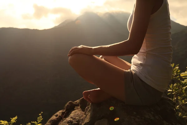 Žena cvičí jóga v mountain — Stock fotografie