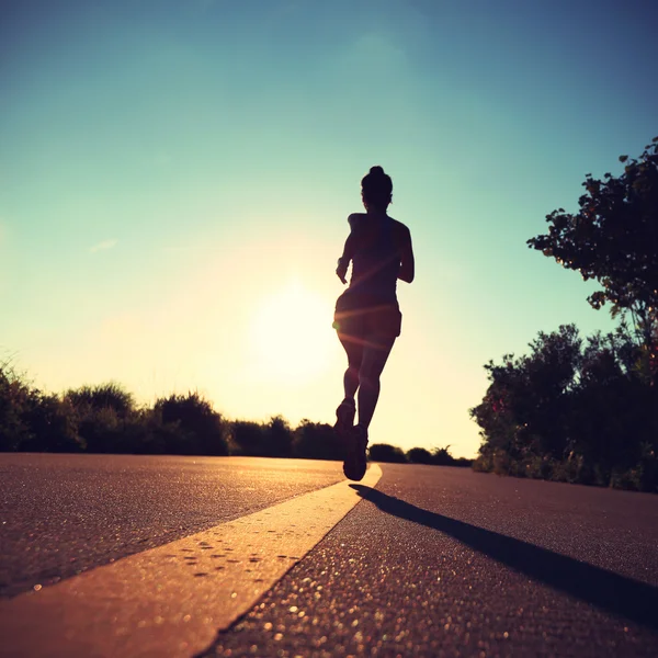 Fitness vrouw draait op weg — Stockfoto