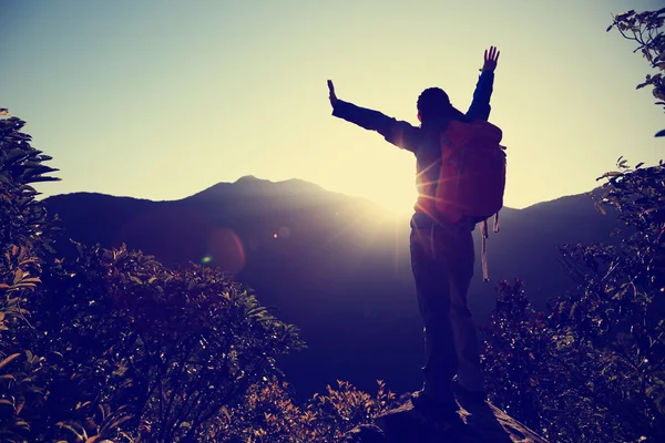 Woman hiker with open arms — Stock Photo, Image