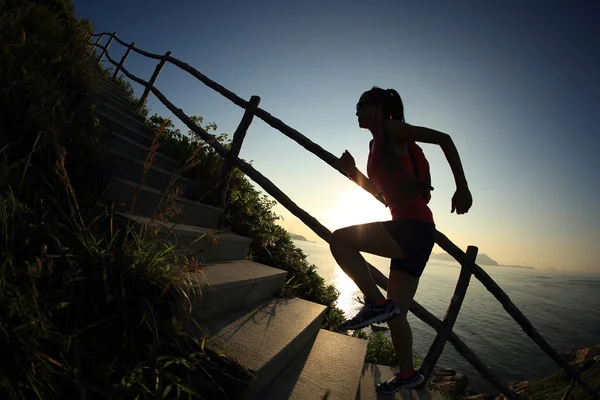 Mulher fitness em escadas de montanha — Fotografia de Stock