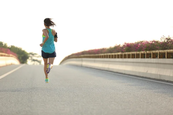 Fitness vrouw draait op weg — Stockfoto