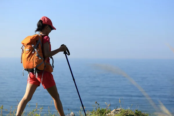 Γυναίκα backpacker σχετικά παραθαλάσσιο βουνό — Φωτογραφία Αρχείου