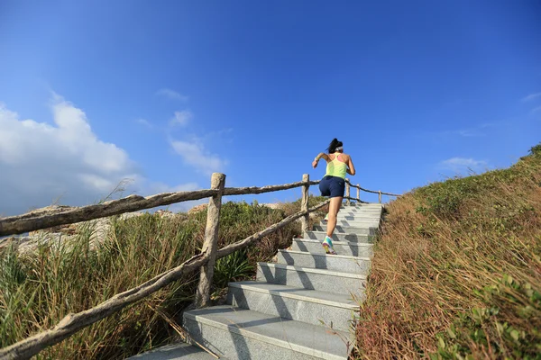 Фитнес-женщина на горной лестнице — стоковое фото