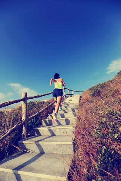 Jovem Mulher Fitness Correndo Escadas Montanha — Fotografia de Stock