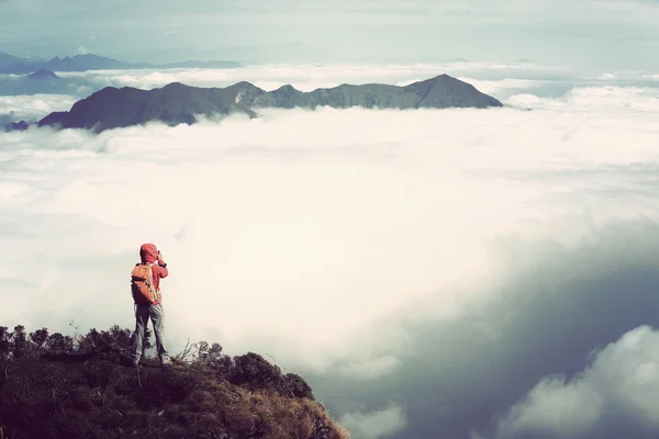 Mujer excursionista tomando fotos en la montaña — Foto de Stock