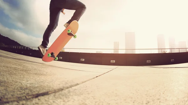 Giovane Skateboarder Skateboard Femminile Città — Foto Stock