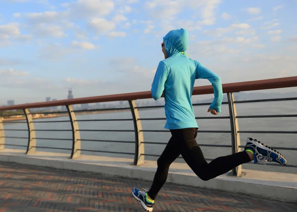Фитнес-женщина бегает на берегу моря — стоковое фото