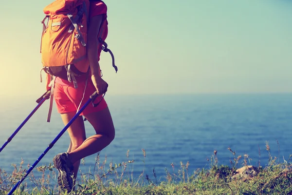 Młoda Kobieta Backpacker Chodzenie Nadmorski Szlak Górski — Zdjęcie stockowe
