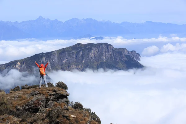 Mujer excursionista con los brazos abiertos — Foto de Stock