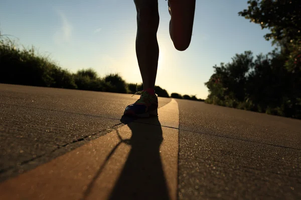 Fitness femme courir sur la route — Photo