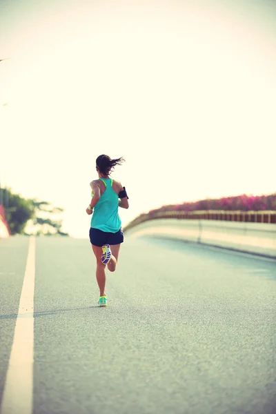 Şehir Yolda Çalışan Genç Kadın Runner — Stok fotoğraf