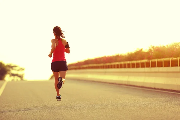 Fitness femme courir sur la route — Photo