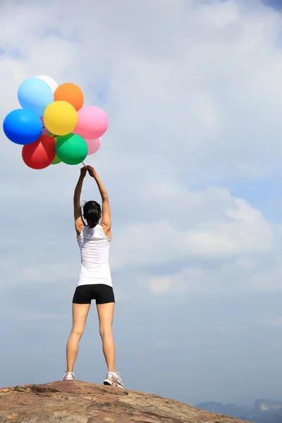 風船を持つ若い女性 — ストック写真