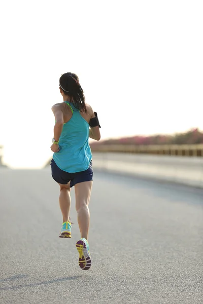 Kobieta runner na drogi miasto — Zdjęcie stockowe