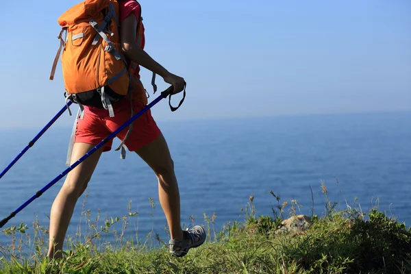 Γυναίκα backpacker σχετικά παραθαλάσσιο βουνό — Φωτογραφία Αρχείου