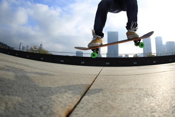 Νεαρή γυναίκα skateboarder — Φωτογραφία Αρχείου