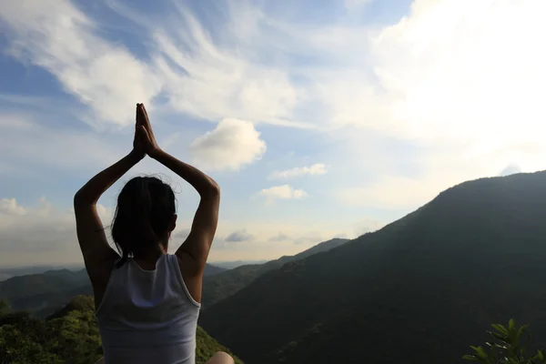 Женщина практикует йогу в горах — стоковое фото