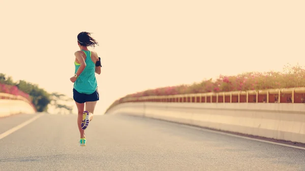 Fitness donna corsa su strada — Foto Stock