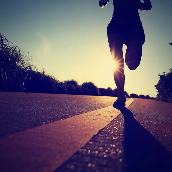 Joven Fitness Mujer Corriendo Salida Del Sol Carretera Junto Mar — Foto de Stock