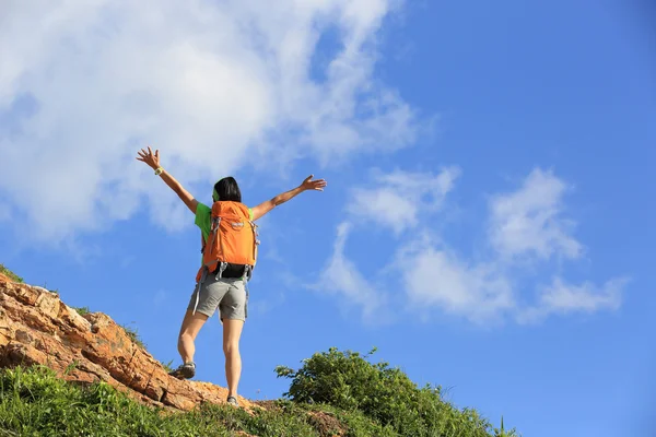 Wanderin mit offenen Armen — Stockfoto