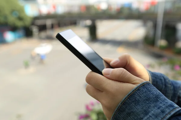 Manos usando el teléfono celular — Foto de Stock