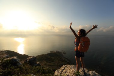 kadın backpacker dağ tepe