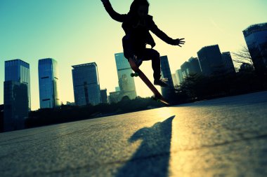 Bayan kaykaycı Ollie yapıyor