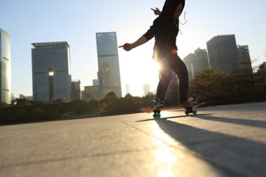 Bayan kaykaycı kaykay