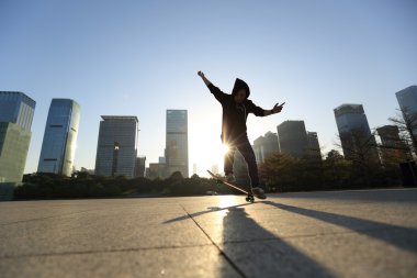 Bayan kaykaycı kaykay