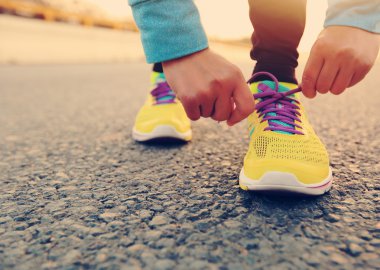 Kadın atlet bağlama ayakkabı bağı