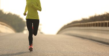 fitness kadın yolda çalışan