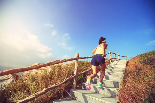 Фитнес-женщина бежит вверх по лестнице — стоковое фото