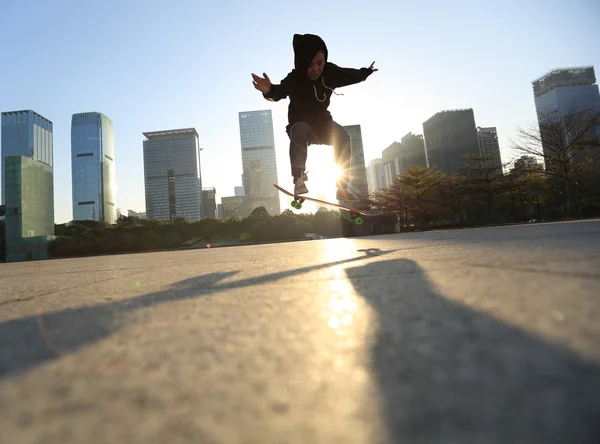 Mujer skateboarder haciendo ollie —  Fotos de Stock