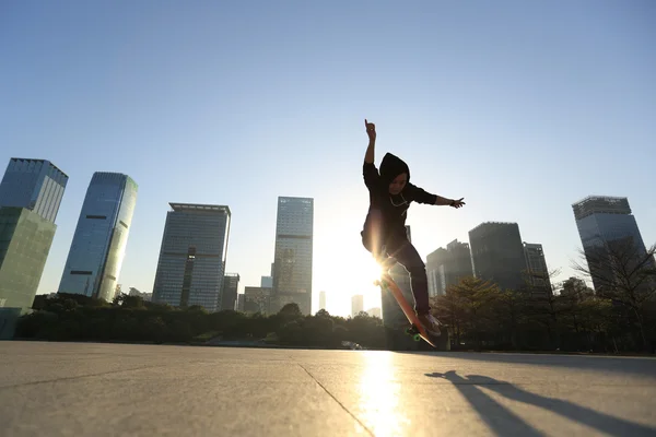 Mujer skateboarder haciendo ollie —  Fotos de Stock