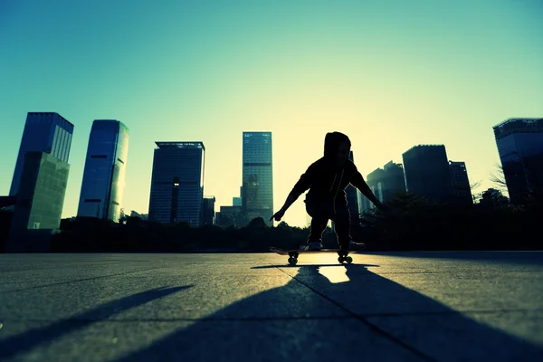 Vrouwelijke skateboarder doen van ollie — Stockfoto