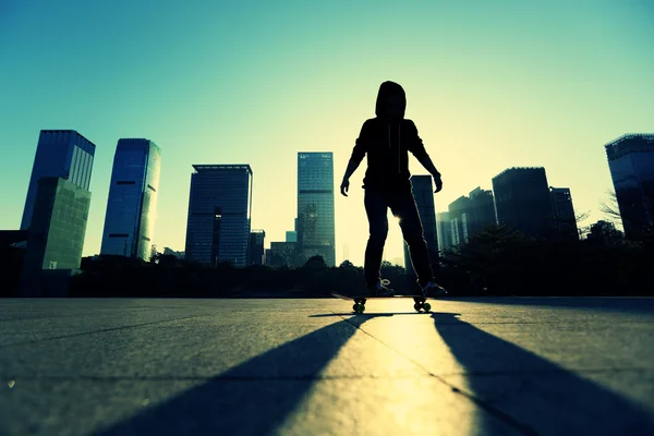 Vrouwelijke skateboarder skateboarden — Stockfoto