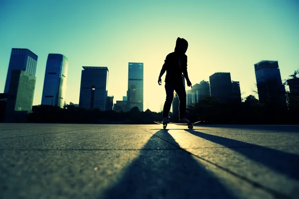 Female skateboarder skateboarding — Stock Photo, Image