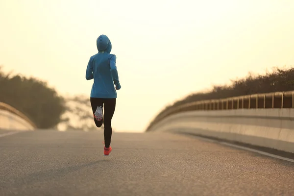 Mulher fitness correndo na estrada — Fotografia de Stock